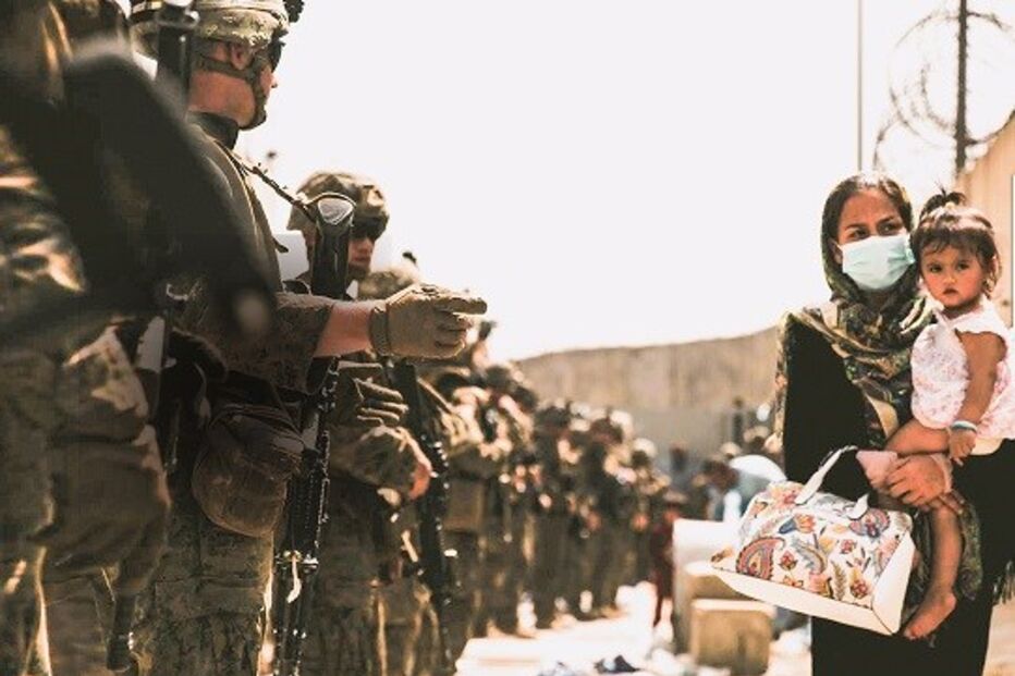 Mais de 5 mil militares dos EUA controlam o interior do aeroporto e saúdam afegãos que estão de partida