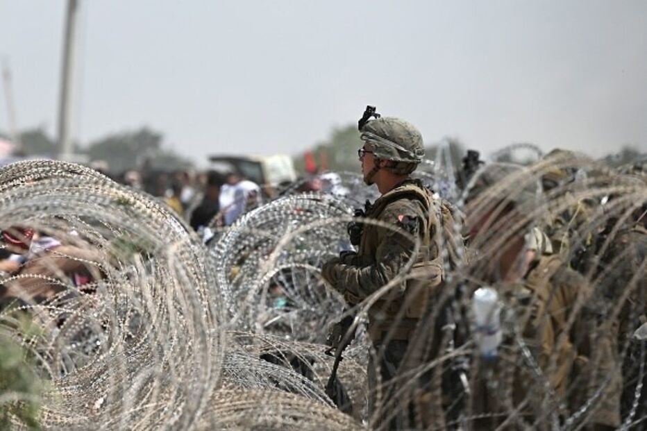 Milhares de pessoas bloqueiam acessos ao Aeroporto de Cabul	