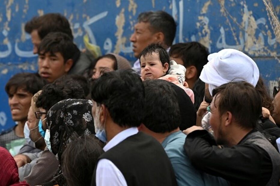 Milhares de pessoas bloqueiam acessos ao Aeroporto de Cabul	