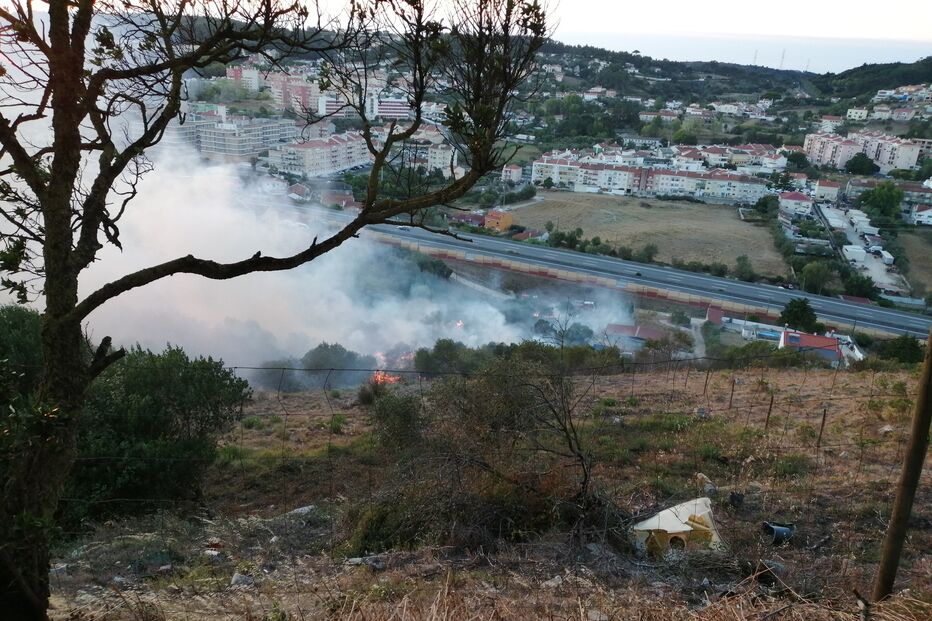 Fogo ameaçou casa em Caneças
