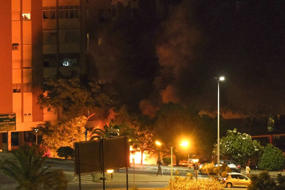 Pelo menos três carros arderam em Setúbal