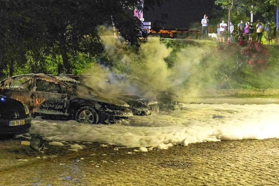 Pelo menos três carros arderam em Setúbal