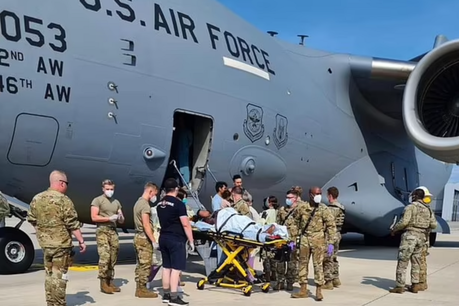 Mulher afegã dá a luz a bordo de C-17 que a retirou de Cabul
