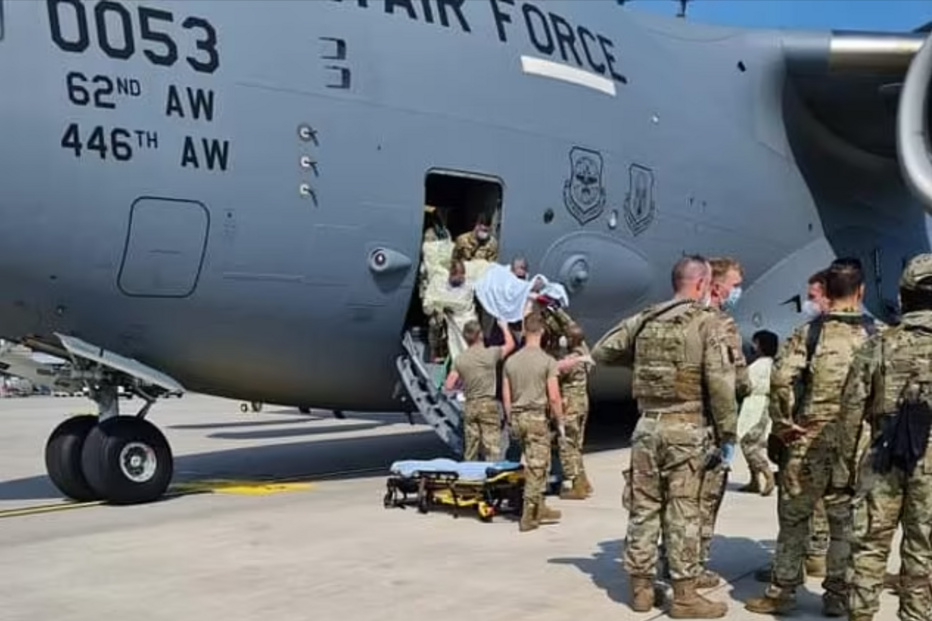 Mulher afegã dá a luz a bordo de C-17 que a retirou de Cabul