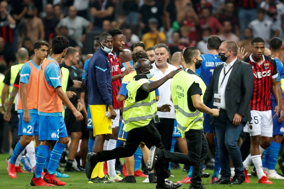 Caos, invasão de campo e agressões: Jogo entre Nice e Marselha tornou-se batalha campal