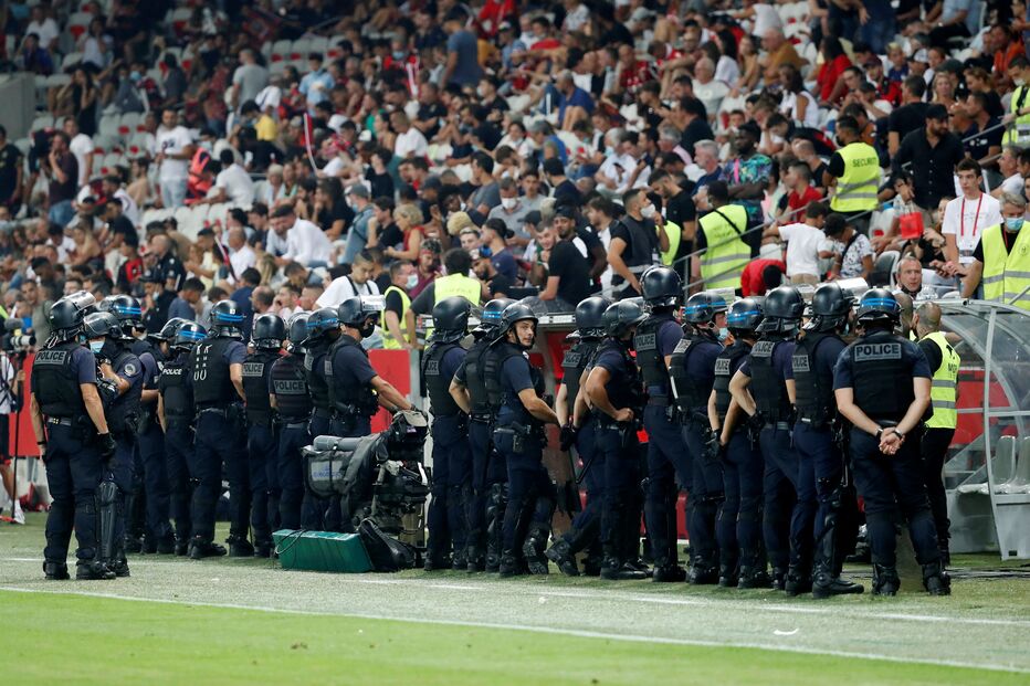 Caos, invasão de campo e agressões: Jogo entre Nice e Marselha tornou-se batalha campal