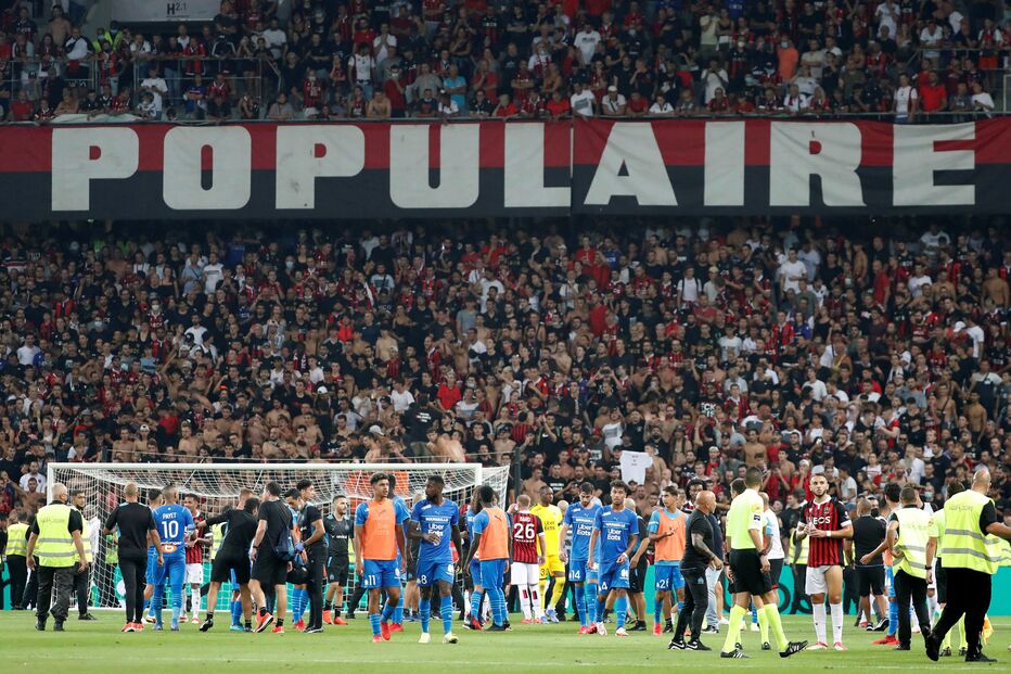 Caos, invasão de campo e agressões: Jogo entre Nice e Marselha tornou-se batalha campal
