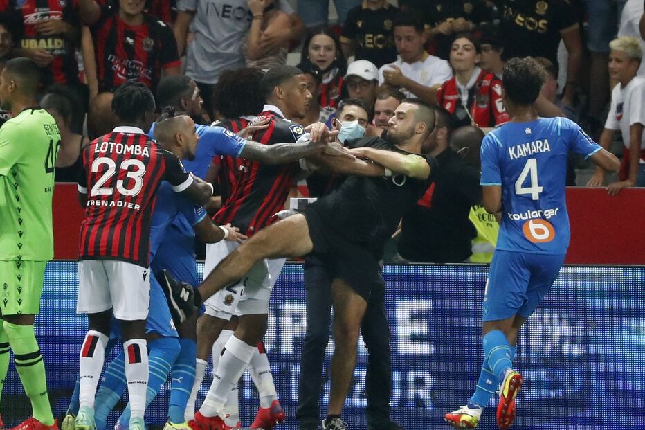 Caos, invasão de campo e agressões: Jogo entre Nice e Marselha tornou-se batalha campal