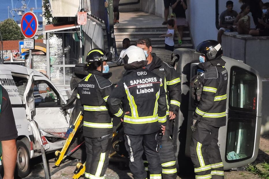 Homem ferido após despiste com capotamento de um jipe em Lisboa