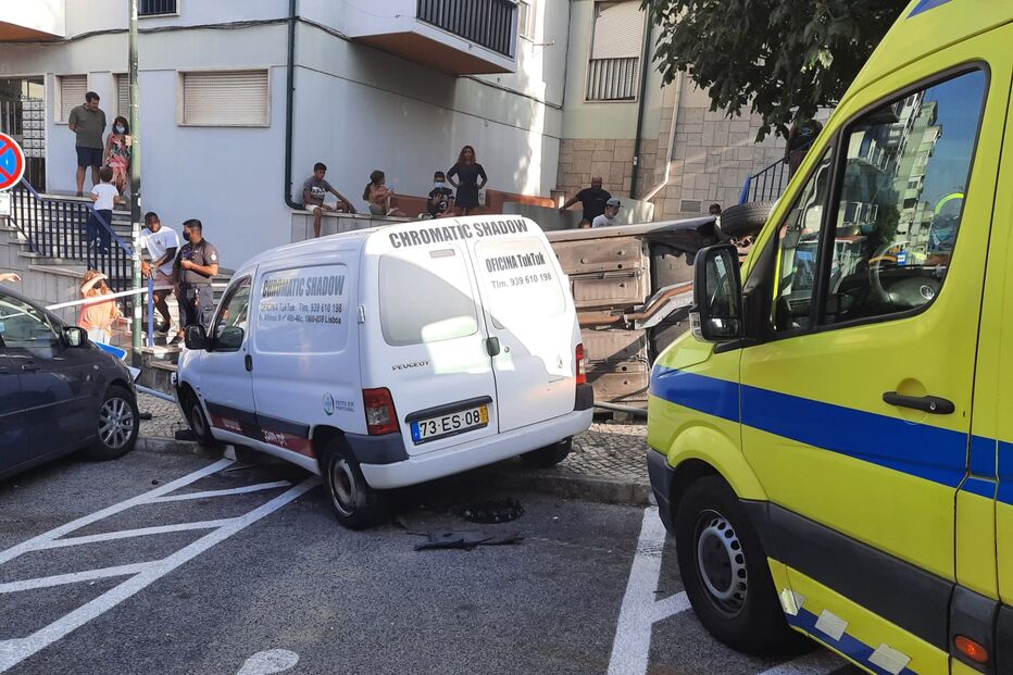 Homem ferido após despiste com capotamento de um jipe em Lisboa
