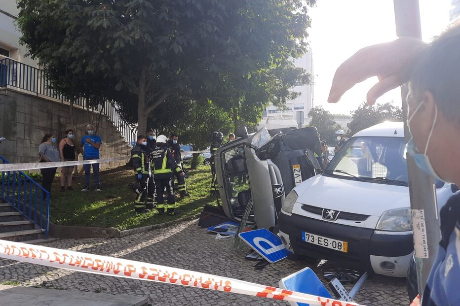 Homem ferido após despiste com capotamento de um jipe em Lisboa