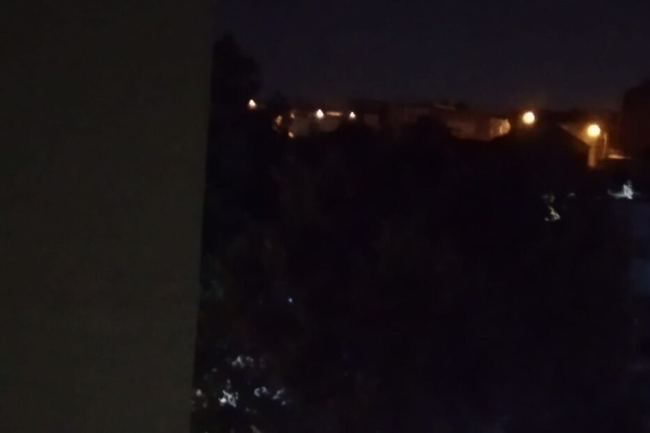 Homem de 35 anos assassinado a tiro na rua em frente à companheira