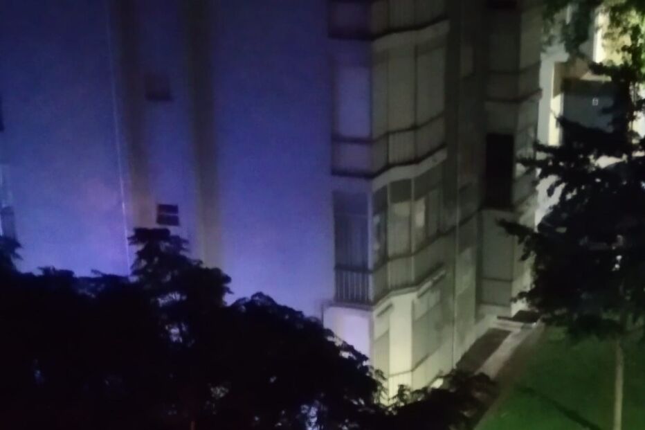 Homem de 35 anos assassinado a tiro na rua em frente à companheira