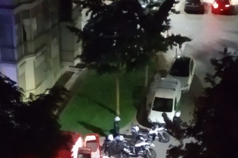 Homem de 35 anos assassinado a tiro na rua em frente à companheira