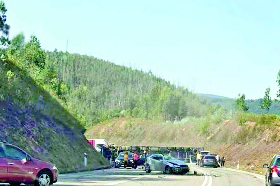 Camião ficou tombado a meio da curva e a carga espalhou-se pela via 