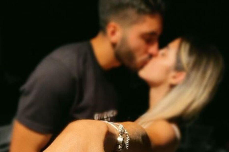Guarda-redes ajoelhou-se perante a namorada para a pedir em casamento. Família juntou-se para festejar o momento