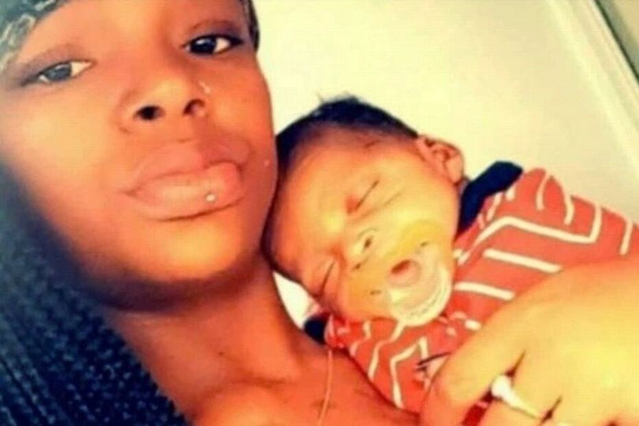 Bebé forçado a comer os próprios dedos após mãe morrer em casa com overdose de drogas