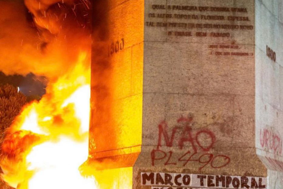 Estátua de Pedro Álvares Cabral incendiada e vandalizada no Rio de Janeiro durante protestos de movimento indígena