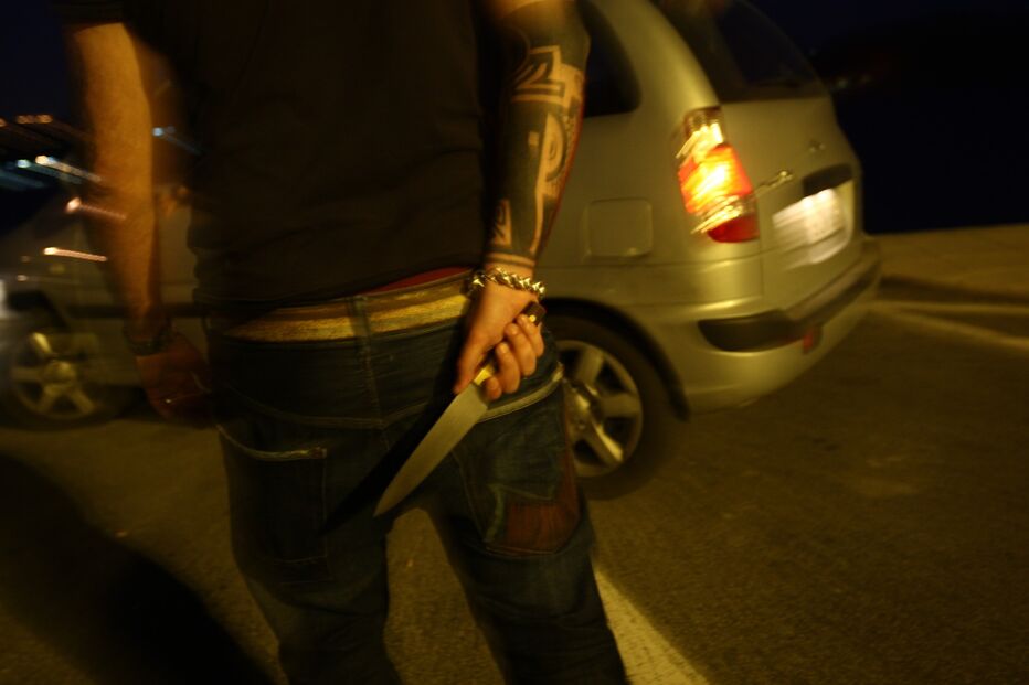 crime, homem com faca, esfaqueamento