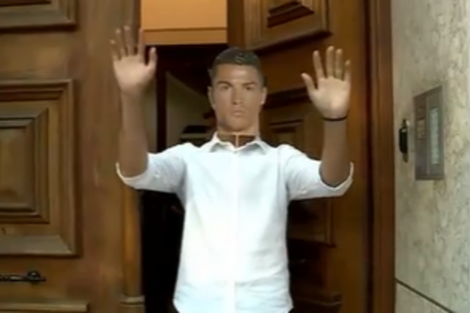 Falso Ronaldo saúda adeptos à porta da casa do craque em Lisboa e provoca sorrisos