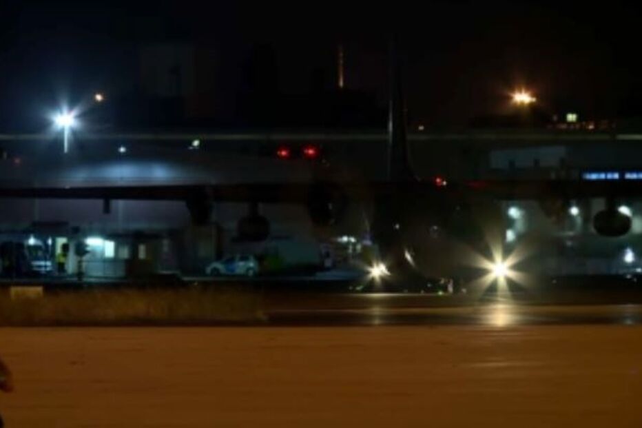 Avião militar aterra no aeroporto de Figo Maduro