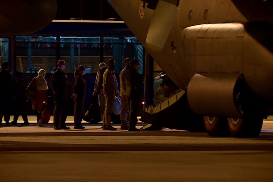 Chegada de grupo de afegãos e militares portugueses a Lisboa