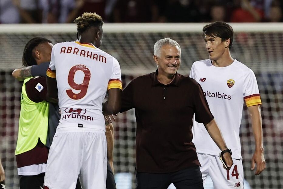 Roma, de Mourinho, goleia em Salerno