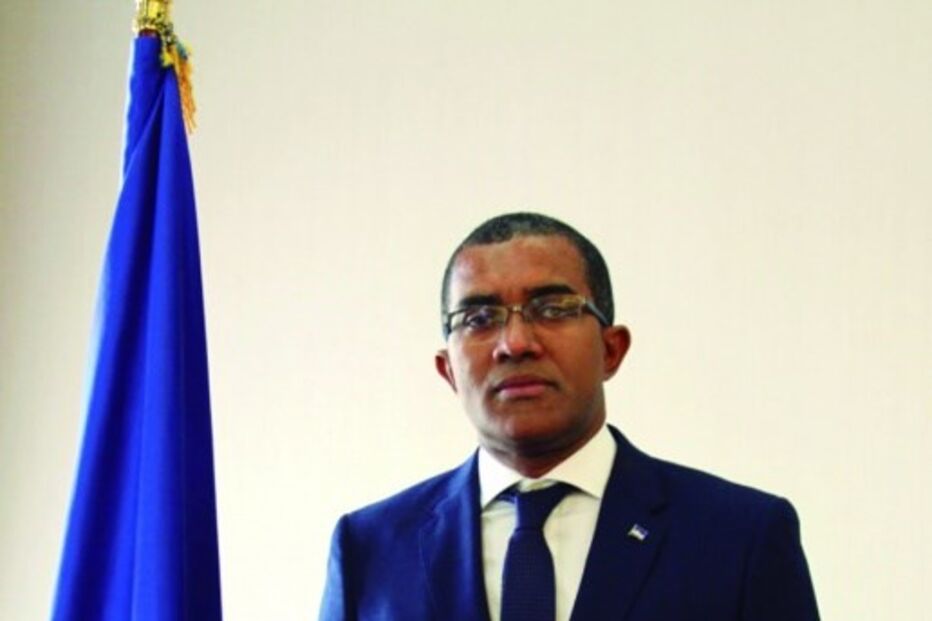 Carlos Santos, ministro do Turismo e Transportes