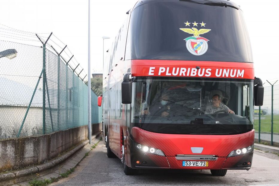 Autocarro do Benfica escoltado