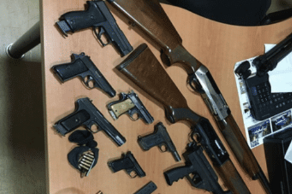 Doze homens detidos por crimes violentos e posse de armas de fogo