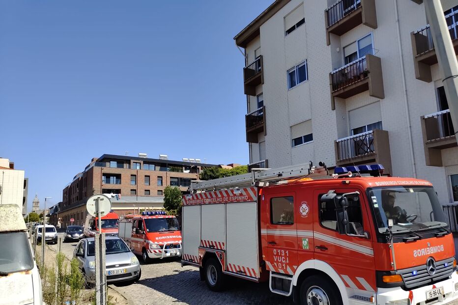 Incêndio destrói cozinha numa casa em Espinho
