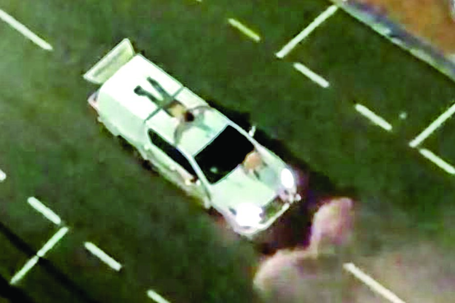 Assaltantes amarraram reféns ao tejadilho e ao capô das viaturas para proteger a fuga. Pelo menos uma destas pessoas morreu numa troca de tiros com a polícia