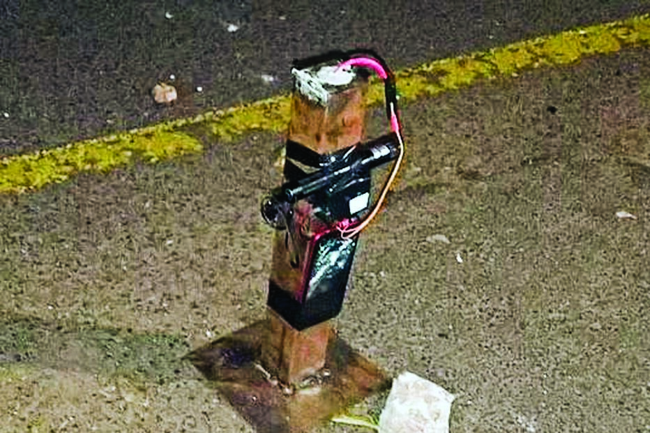 Criminosos deixaram bombas nas ruas. A explosão de uma delas feriu gravemente um jovem de 25 anos