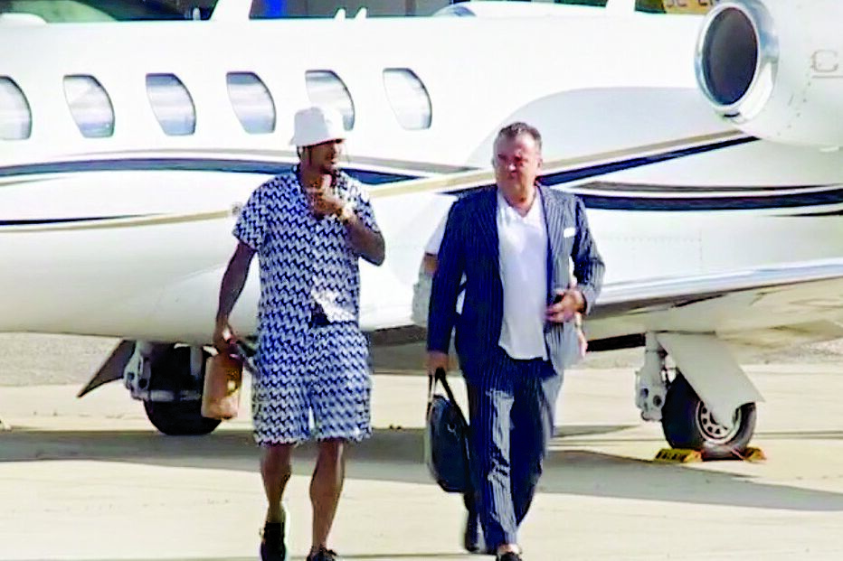 Valentino Lazaro chegou a Portugal e desembarcou no Aeroporto de Tires