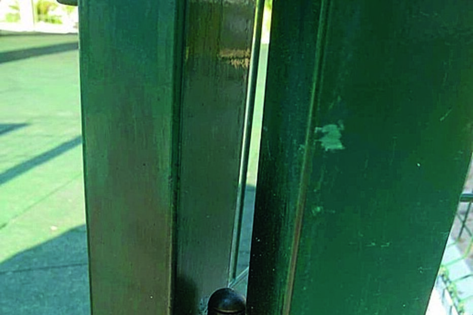 Partiram porta de parque infantil