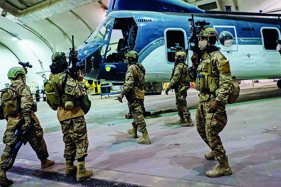 Forças Especiais talibãs no aeroporto 