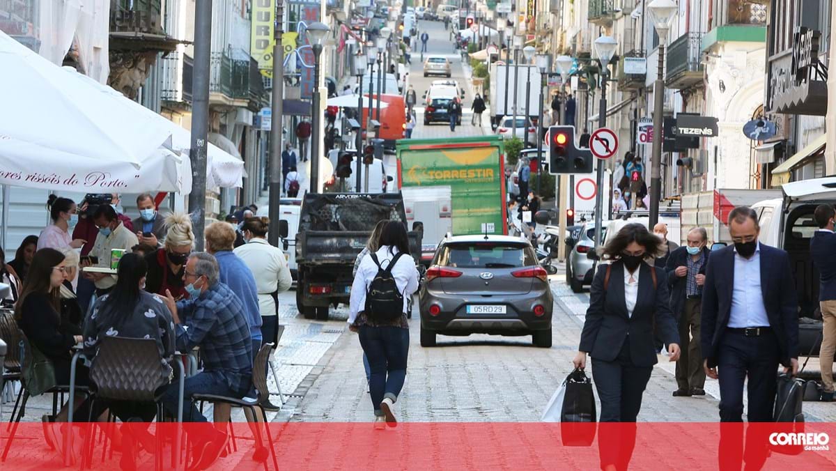 Máscara deixa hoje de ser obrigatória na rua. Mas há exceções - Sociedade -  Correio da Manhã