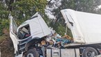 Camião destruído após despiste contra pórtico na A4 em Ermesinde