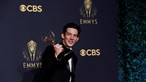 'The Crown' domina Emmys e 'Ted Lasso' vence comédia