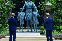 Estátua em homenagem à princesa do povo foi inaugurada do Palácio de Kenseington, no dia em que esta celebraria o 60º aniversário