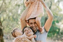 Andreia Rodrigues com o marido, o diretor da SIC, Daniel Oliveira, e as filhas, Alice e Inês