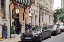 BMW de Tom Cruise à porta do hotel onde foi roubado
