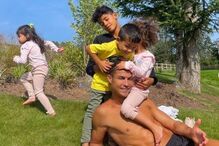 Cristiano Ronaldo entre sol e mimos em dias de quarentena