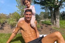 Cristiano Ronaldo entre sol e mimos em dias de quarentena