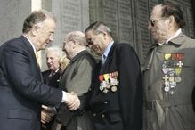   Jorge Sampaio cumprimenta veteranos de guerra