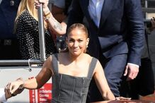 Casal chegou ao local do festival de barco