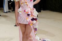 Lili Reinhart em Christian Siriane