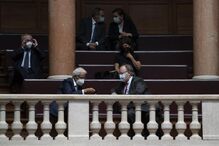 Jorge Sampaio recordado em homenagem no parlamento. Maria José Ritta, viúva do ex-Presidente, e o filho, André Sampaio, assistiram à cerimónia