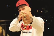 Mota Jr a ostentar peças em ouro que levaram ao homicídio. Objetivo dos criminosos foi roubar o ouro e o dinheiro