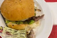 Mulher encontra dedo humano em hambúrguer que estava a comer no restaurante